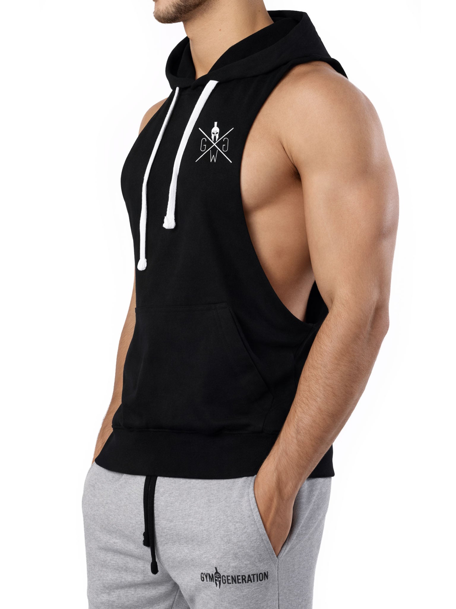 Schwarzes Kapuzen Tank Top für Herren von Gym Generation in schräger Ansicht – ärmelloser Fitness Hoodie mit sportlichem Schnitt und markantem Brustlogo