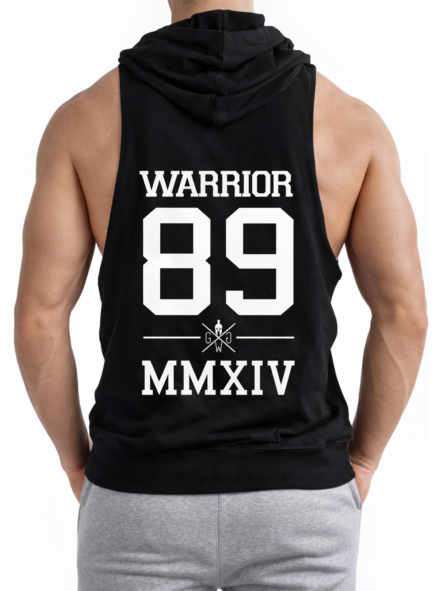 Rückansicht des schwarzen Fitness Tank Tops mit Kapuze von Gym Generation – ärmelloser Gym Hoodie mit großem Warrior 89 Print