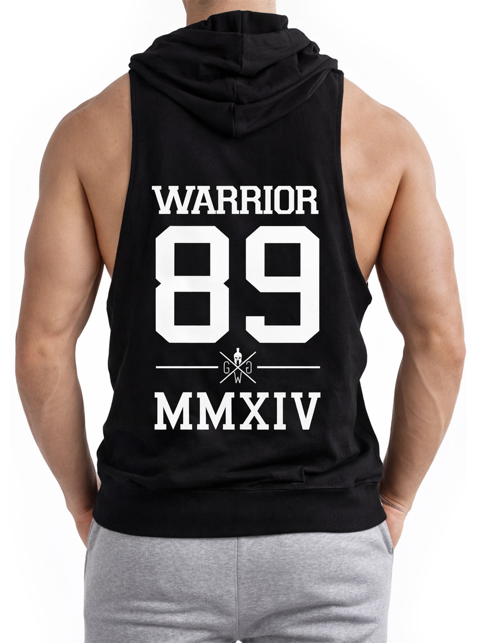 Rückansicht des schwarzen Fitness Tank Tops mit Kapuze von Gym Generation – ärmelloser Gym Hoodie mit großem Warrior 89 Print