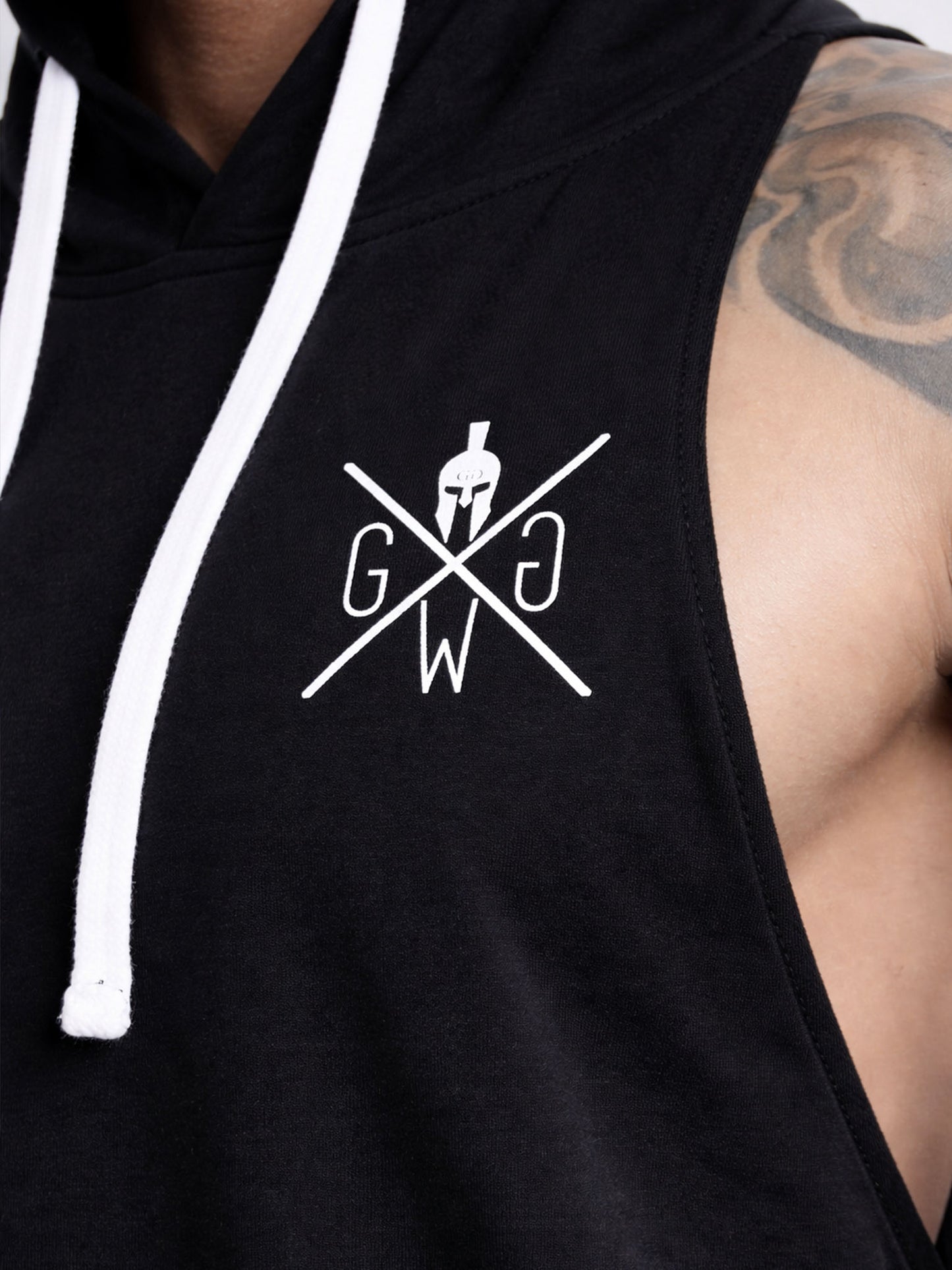Detailaufnahme vom schwarzen Kapuzen Tank Top von Gym Generation – weißes Brustlogo auf ärmellosem Fitness Hoodie