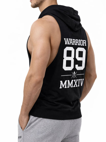 Schwarzes Kapuzen Tank Top für Herren von Gym Generation in seitlicher Rückansicht – ärmelloser Fitness Hoodie mit großem Warrior 89 Rückenprint