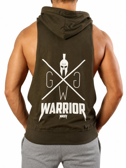 Olivgrünes Herren Kapuzen Gym Tank Top mit grossem weissem Warrior Rückenprint von Gym Generation