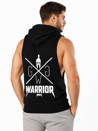Mann trägt schwarzes Tank Top mit Kapuze schräg von hinten, mit Gym Generation Logo und Warrior Schriftzug