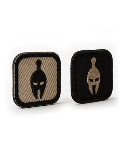 Detailaufnahme der Spartaner Klettpatches in Sand und Schwarz, seitliche Produktperspektive, Premium Stickdesign für Tactical Rucksäcke, Training-Bags, Airsoft und Outdoor-Sport.