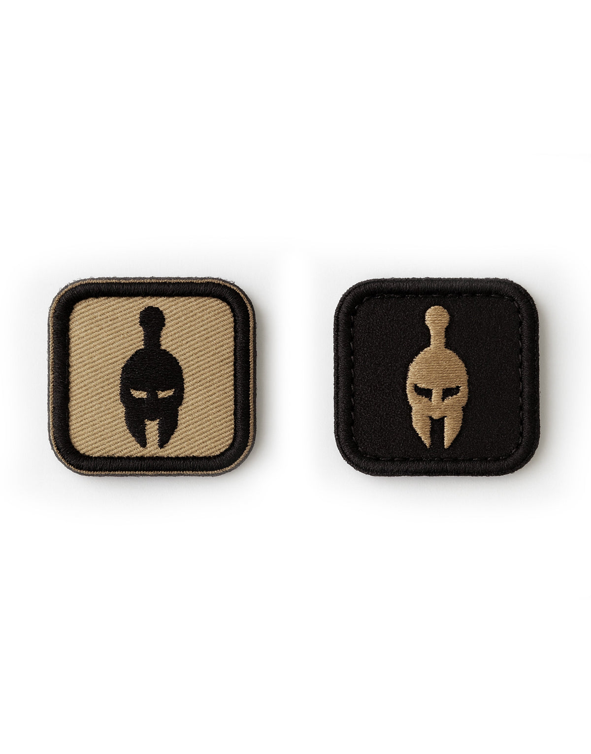 Zwei Spartaner Patches nebeneinander, freigestellt auf hellem Hintergrund, Klettverschluss-Rückseite und minimalistisches Warrior-Helmet-Design, perfektes Zubehör für Gym Generation Tactical Gear.