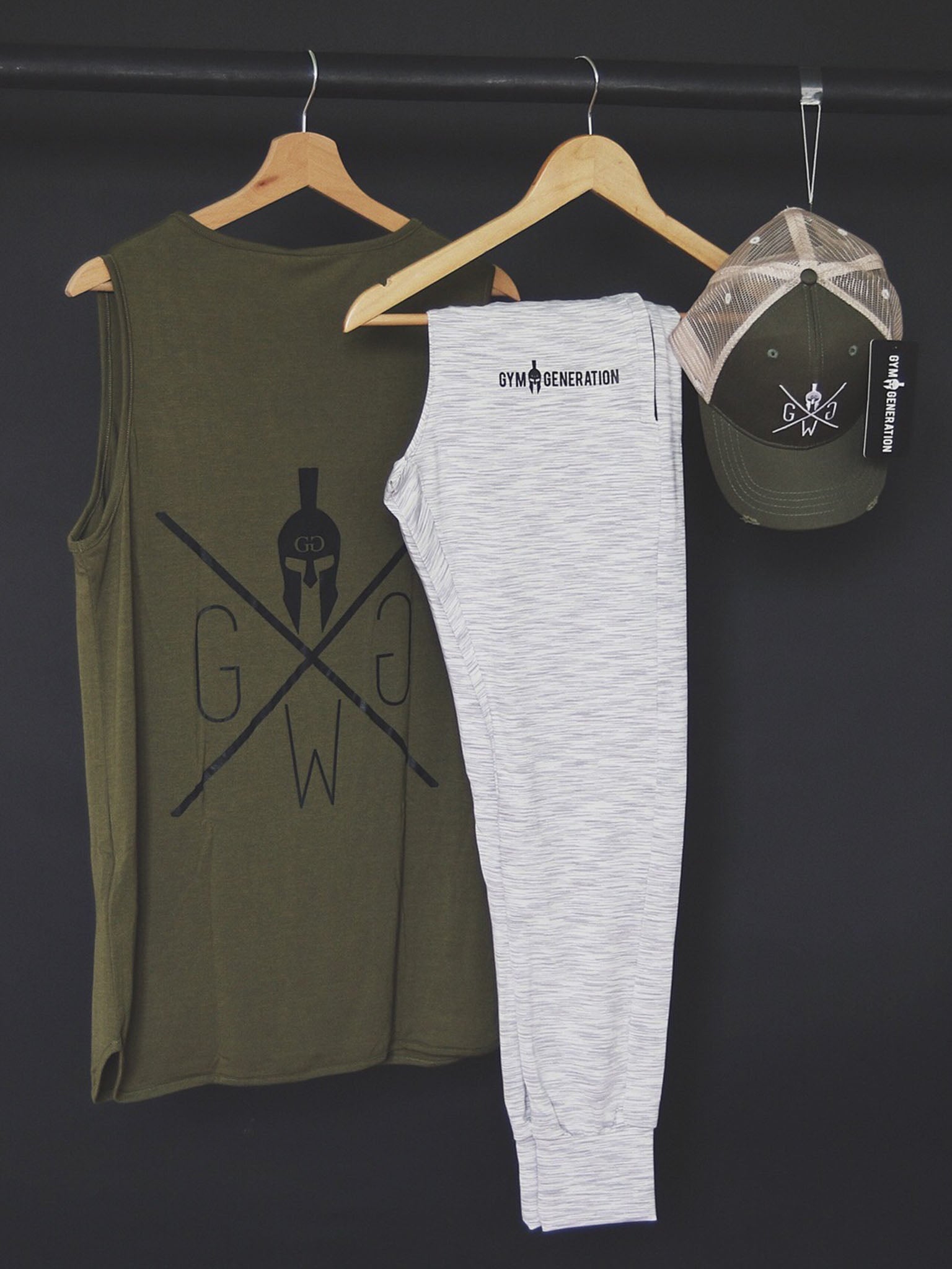 Komplettes Gym Generation Outfit: Olive Tank Top Warrior, graue Jogginghose und passende Trucker Cap, perfekt für sportliche Looks.