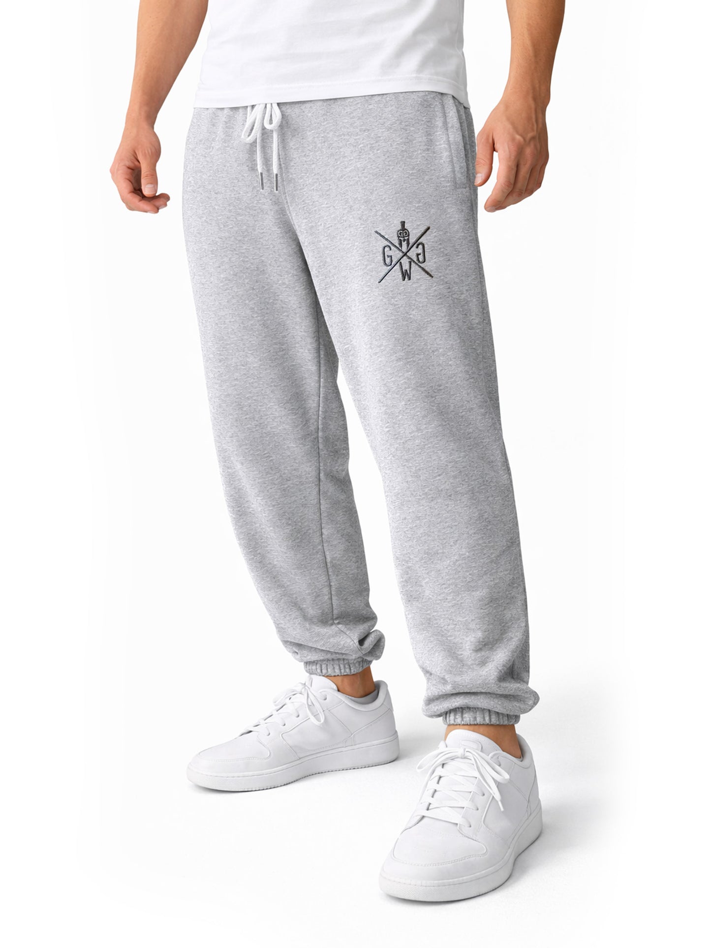 Schrägansicht der grauen Gym Generation Herren Jogginghose mit Baggy Fit aus French Terry, elastischem Bund und Logo-Stick für Rest Day und Freizeit