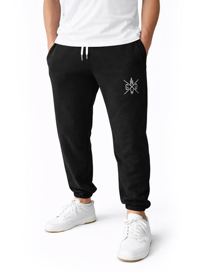 Frontansicht der schwarzen Gym Generation Herren Jogginghose mit Baggy Fit aus French Terry, elastischem Bund und Logo-Stick für Rest Day und Freizeit