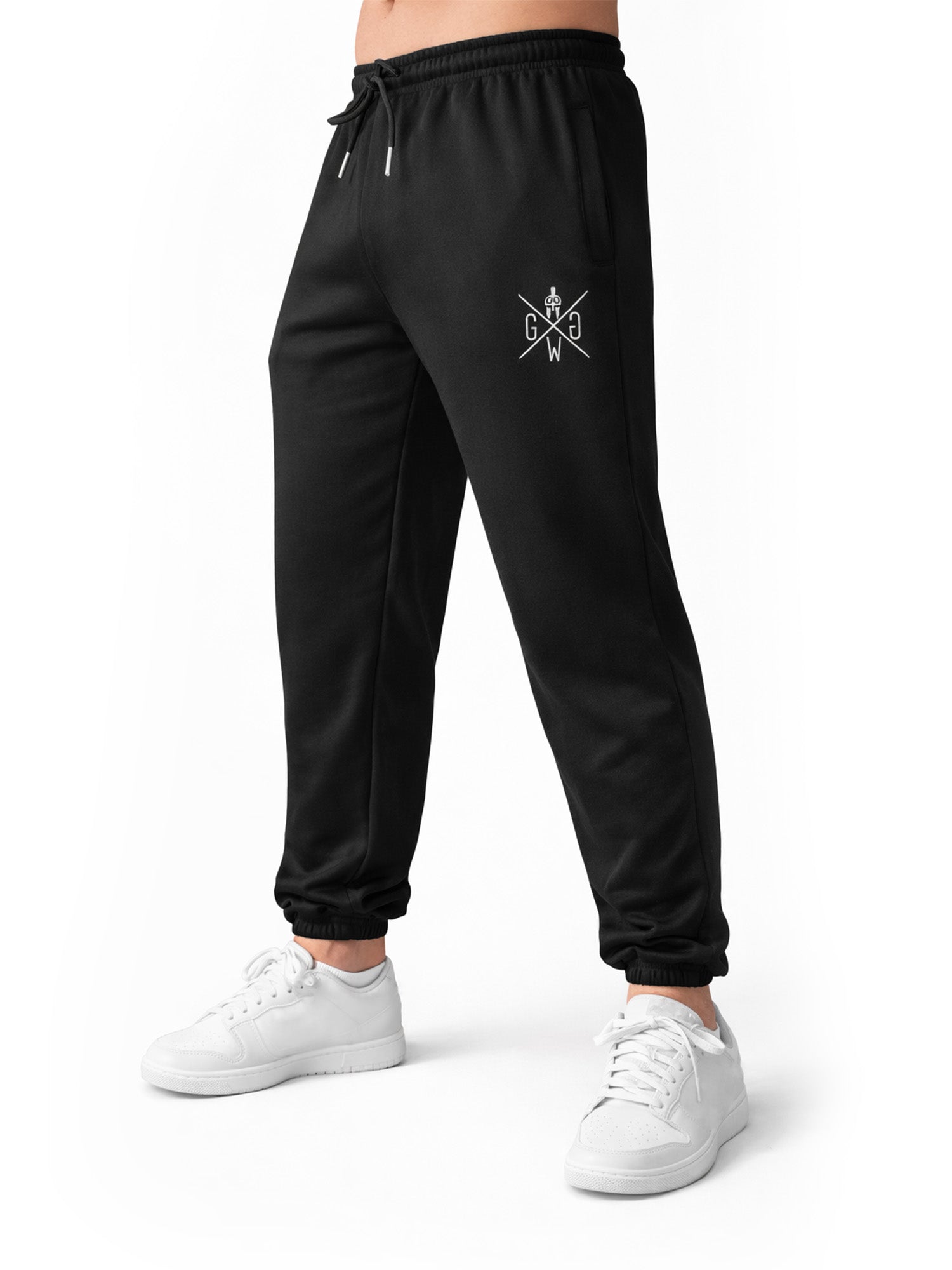 Seitenansicht der schwarzen Gym Generation Herren Jogginghose mit Baggy Fit aus French Terry, elastischem Bund und Logo-Stick für Rest Day und Freizeit