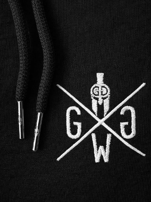 Detailaufnahme des gestickten Gym Generation Logos auf schwarzer Herren Jogginghose aus French Terry mit hochwertiger Stickerei