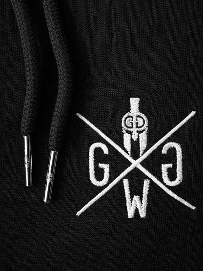 Detailaufnahme des gestickten Gym Generation Logos auf schwarzer Herren Jogginghose aus French Terry mit hochwertiger Stickerei