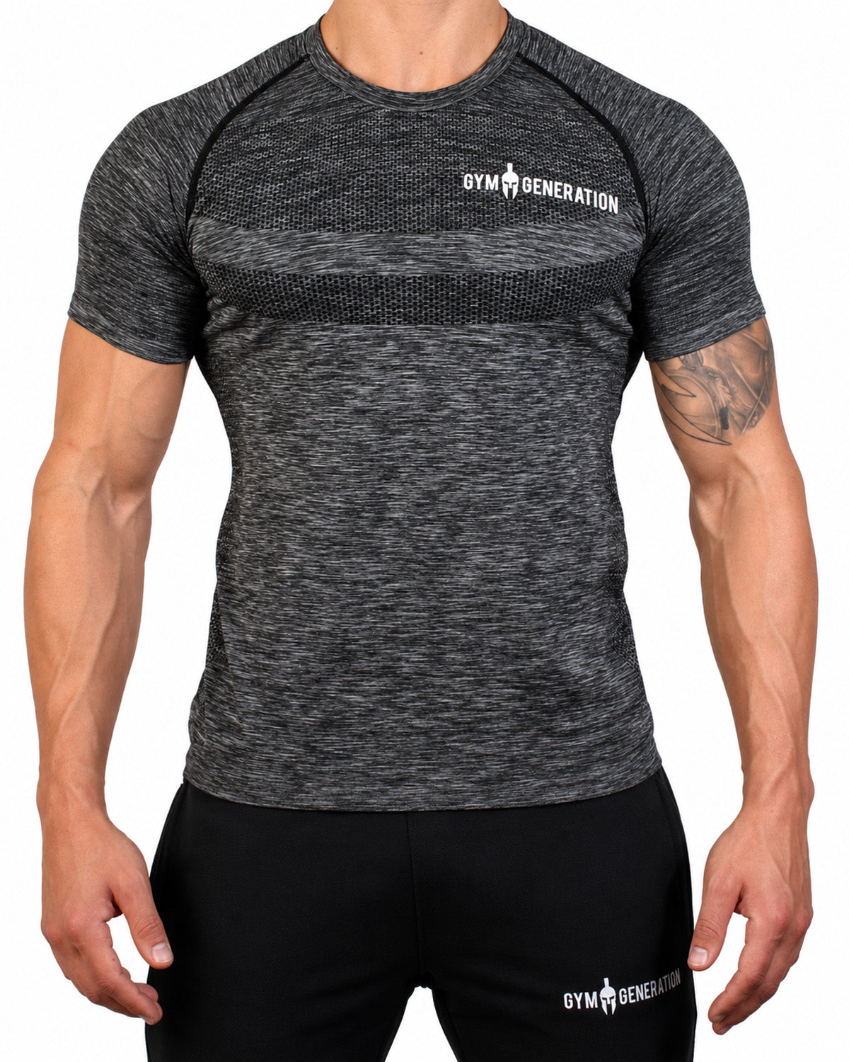 T-shirt seamless uomo nera mélange vista di fronte, con nido d'ape sul petto, cuciture raglan a contrasto e scritta Gym Generation bianca