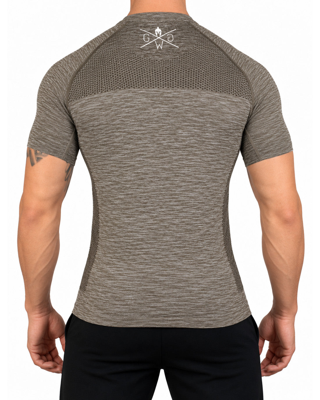 Vue de dos du t-shirt seamless homme taupe avec tricot nid d'abeille sur le haut du dos et les flancs, logo blanc sur la nuque