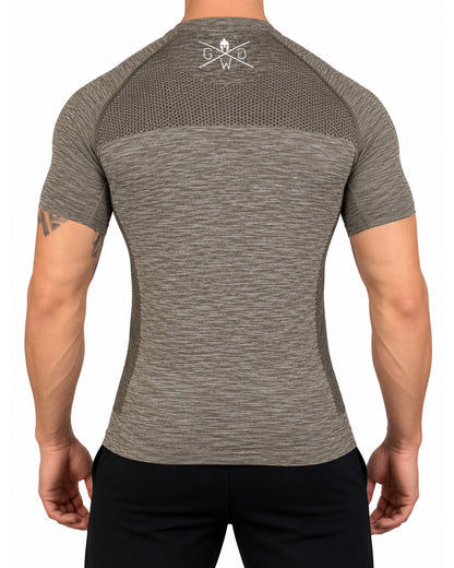 Vue de dos du t-shirt seamless homme taupe avec tricot nid d'abeille sur le haut du dos et les flancs, logo blanc sur la nuque