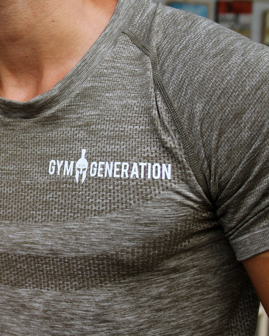 Gros plan sur le lettrage Gym Generation blanc sur la poitrine du t-shirt seamless taupe, avec tricot nid d'abeille et couture raglan