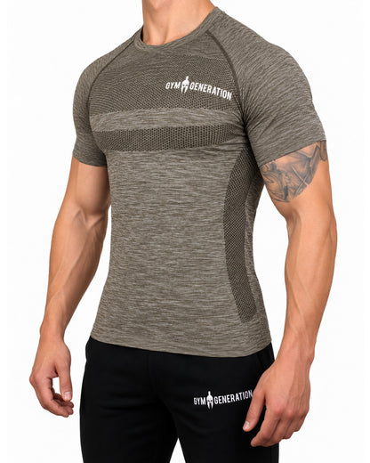 Haut de sport seamless homme taupe de trois quarts, ajusté, avec manches raglan et nid d'abeille sur le flanc, Gym Generation