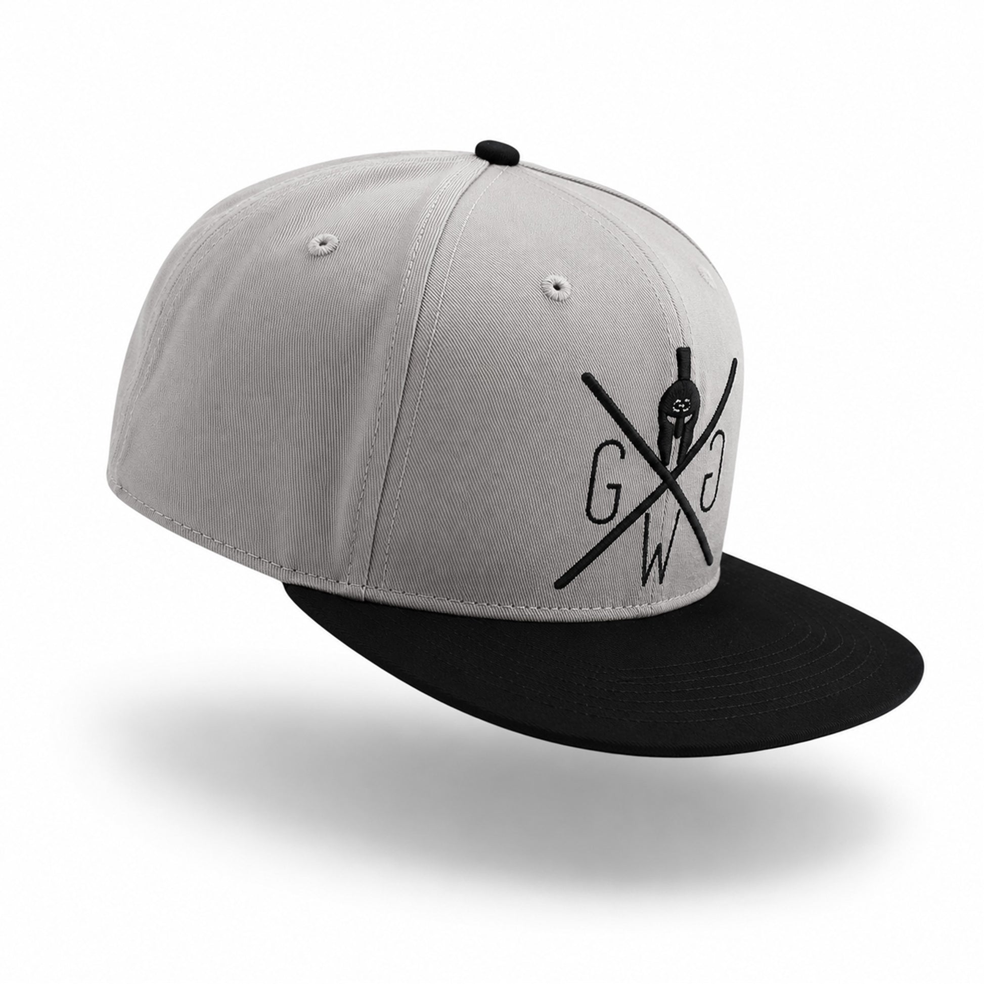 Gym Cap in Grau von Gym Generation in der schrägen Ansicht mit schwarzem flachem Schirm und 6-Panel-Krone