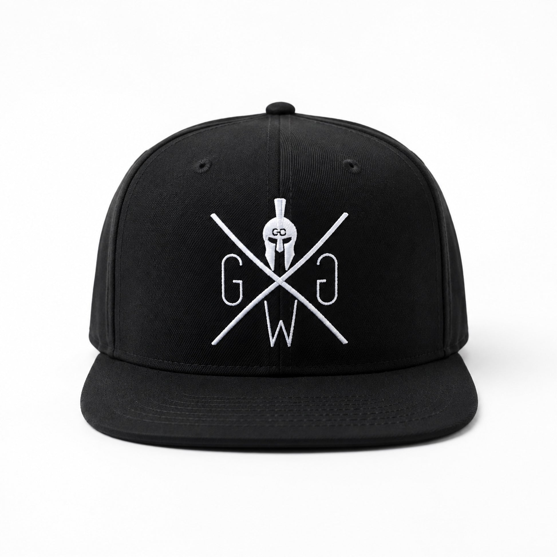 Schwarze Cap mit Stick von Gym Generation, frontale Ansicht der weissen Stickerei auf der 6-Panel-Krone