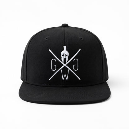 Schwarze Cap mit Stick von Gym Generation, frontale Ansicht der weissen Stickerei auf der 6-Panel-Krone
