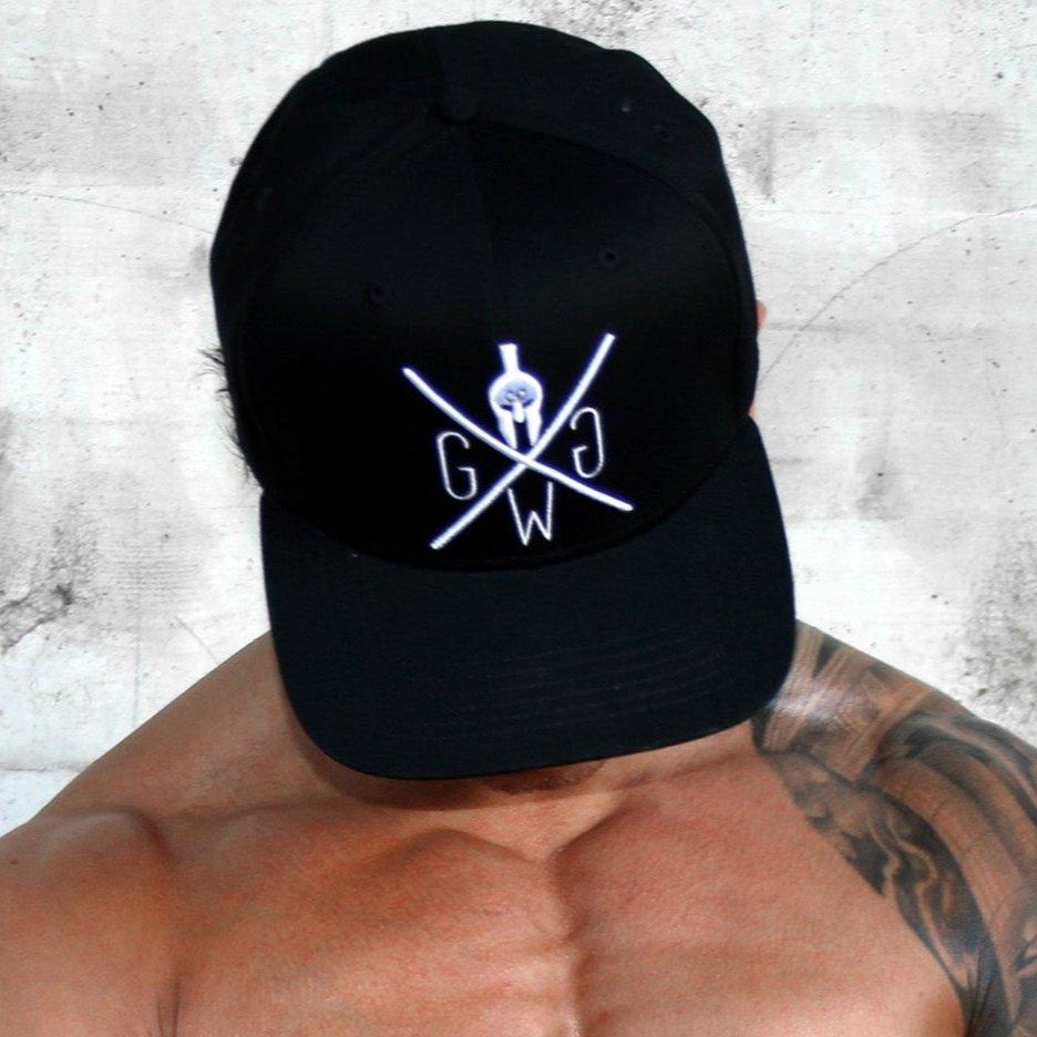 Schwarze Gym Cap mit gesticktem Logo, ideal für sportliche Outfits, Freizeit und Fitness-Lifestyle.