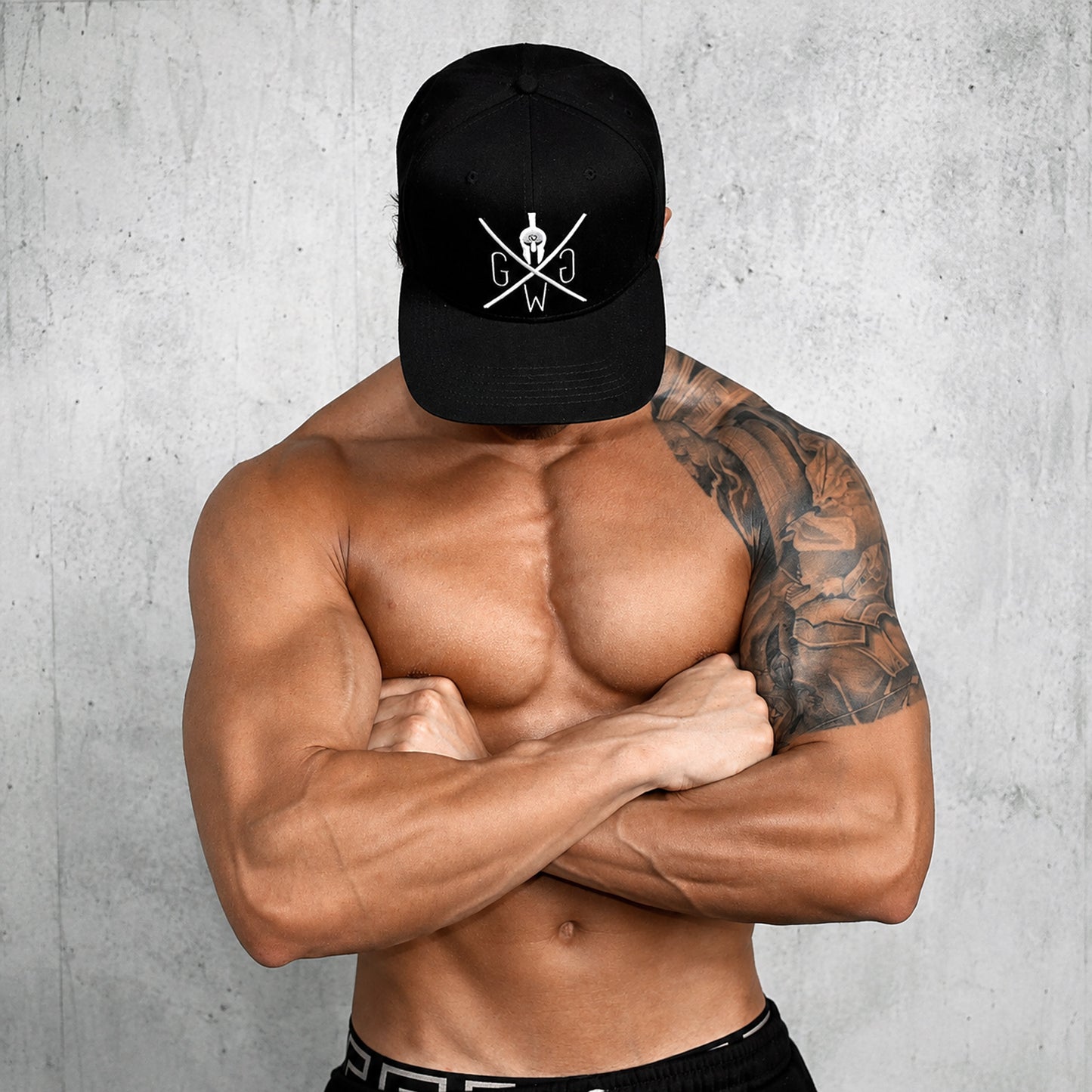 Fitness Cap in Schwarz von Gym Generation am Model getragen, Snapback mit flachem Schirm und weissem Logo