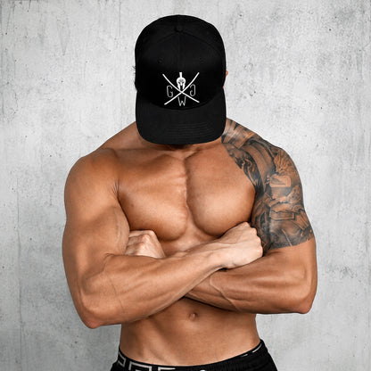 Fitness Cap in Schwarz von Gym Generation am Model getragen, Snapback mit flachem Schirm und weissem Logo