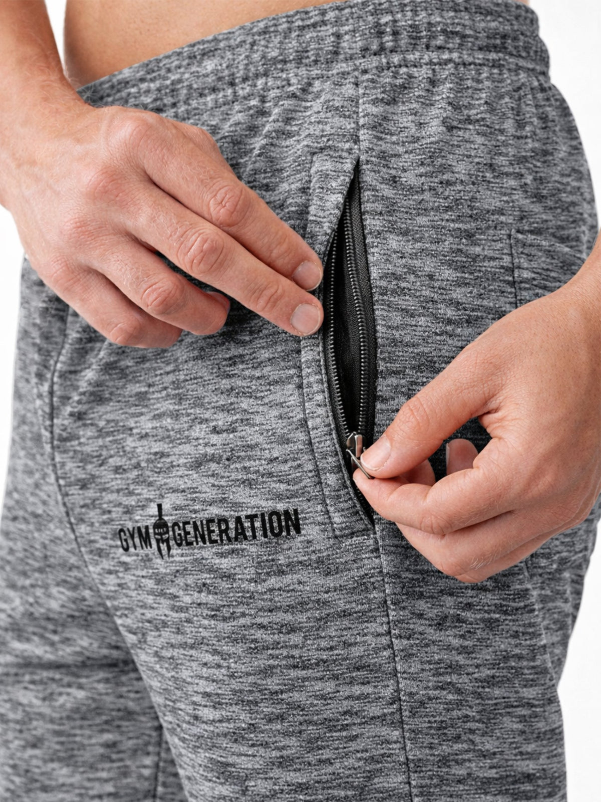 Gym Generation Herren Trainingshose grau meliert – Detailaufnahme Reißverschlusstasche mit sicherem Zipper und Logo für Fitness und Training