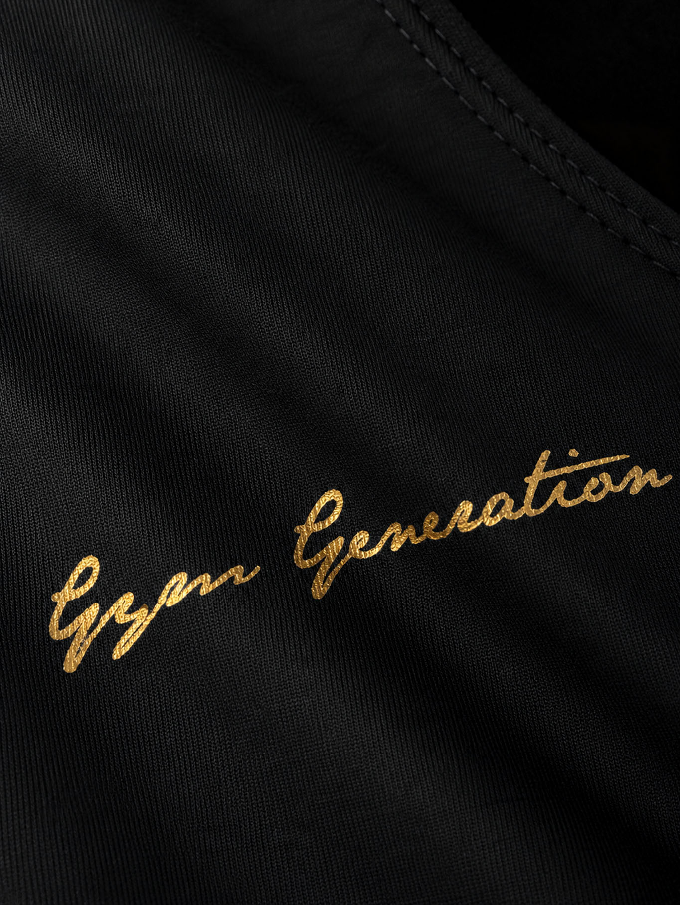 Goldene Gym Generation Signatur auf der Brust des schwarzen Stringer, Detailaufnahme