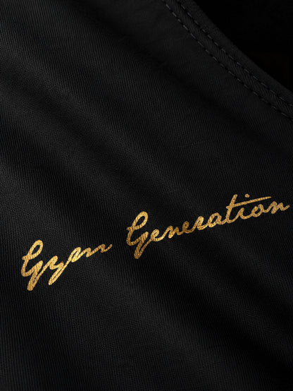 Goldene Gym Generation Signatur auf der Brust des schwarzen Stringer, Detailaufnahme