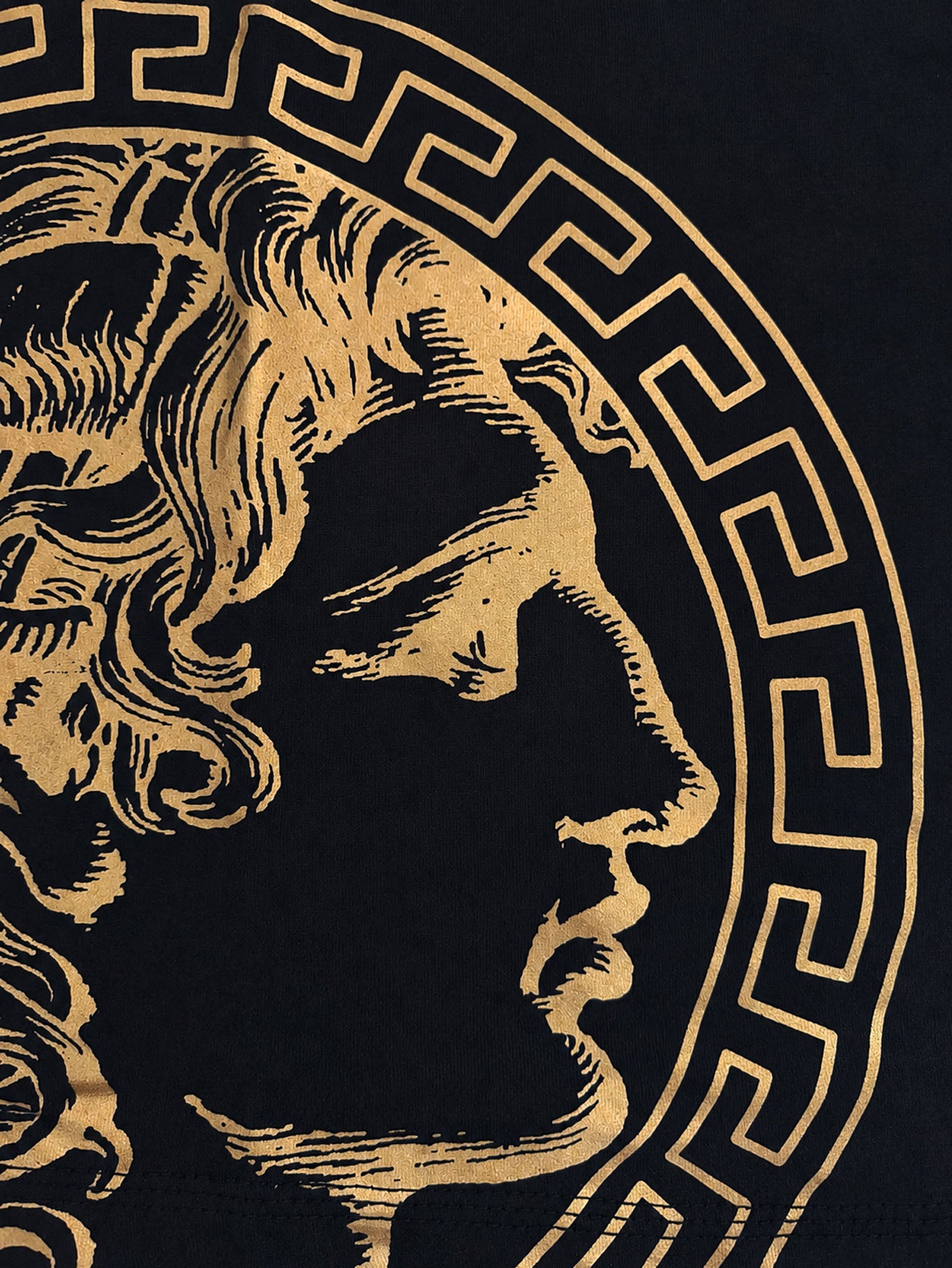 Goldener Alexander-the-Great-Print im Mäander-Kreis auf dem schwarzen Stringer von Gym Generation, Detailaufnahme
