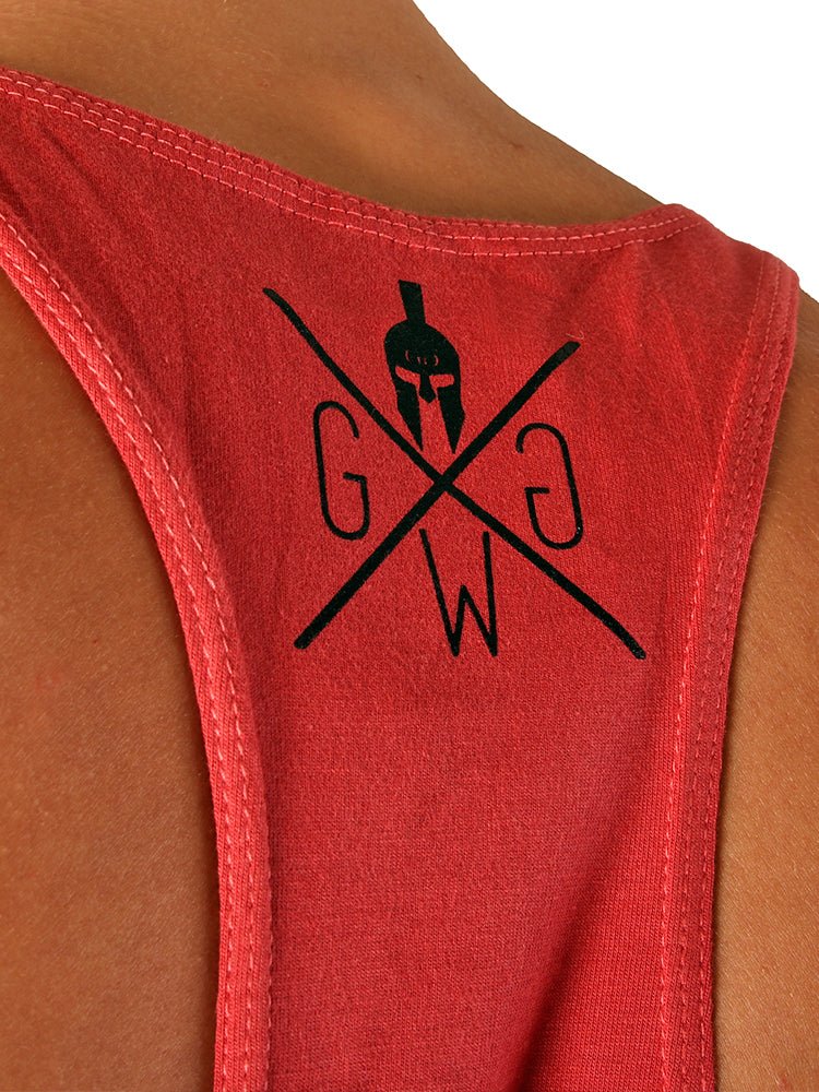 Detailaufnahme des schwarzen Gym Warriors Prints am oberen Rücken, Stringer in Koralle