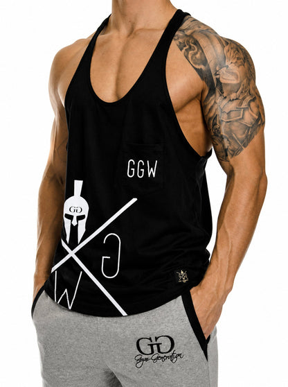 Mann im schwarzen Gym Generation Stringer Extreme – aufgesetzte Brusttasche mit gesticktem GGW-Schriftzug und seitlich platziertem Spartaner-Helm mit gekreuzten Linien in Weiss, ärmelloses Muskelshirt für Herren mit tiefem Racerback-Rücken