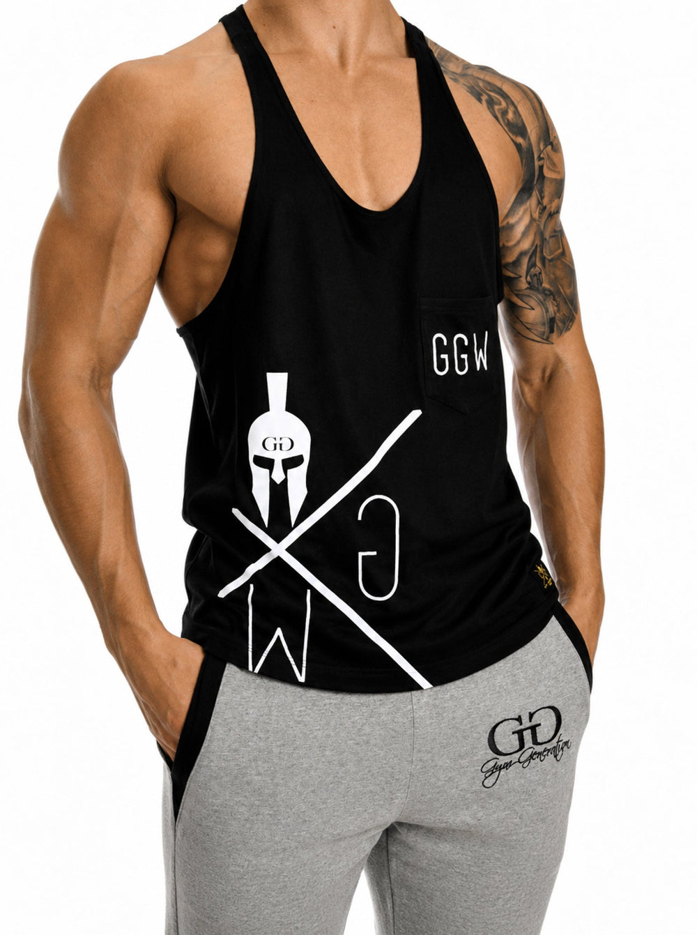 Gym Generation Stringer Extreme in Schwarz mit weissem Print – Brusttasche mit GGW-Stick und seitlichem Spartaner-Helm-Logo, ärmelloses Gym Shirt für Herren im Racerback-Schnitt