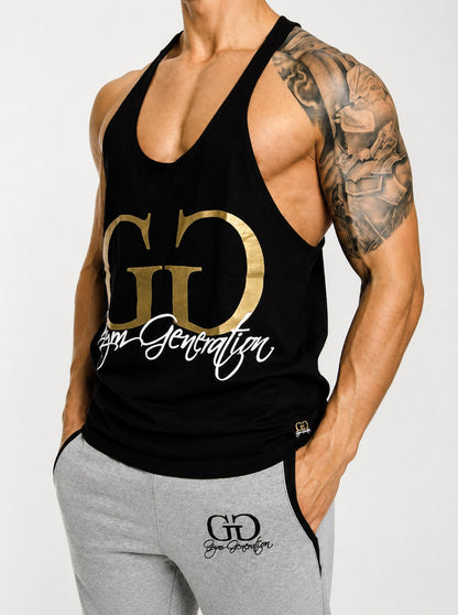 Mann im schwarzen Gym Generation Stringer – grosses goldenes GG-Logo mit weissem Gym-Generation-Schriftzug auf der Brust, ärmelloses Muskelshirt für Herren mit tiefem Racerback-Rücken