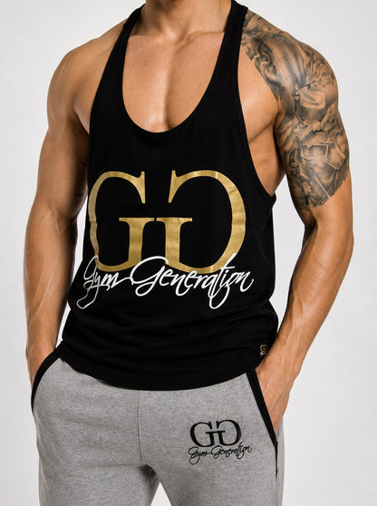 Frontale Detailaufnahme des schwarzen Gym Generation Stringer – grosses goldenes GG-Logo mit weissem Gym-Generation-Schriftzug auf der Brust, tiefer Racerback-Ausschnitt, ärmelloses Gym Shirt für Herren aus Baumwolle