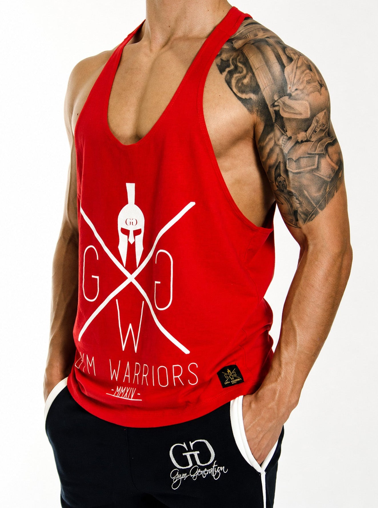 Gym Generation Stringer Gym Warriors in Rot mit weissem Print – Spartaner-Helm-Logo mit gekreuzten Linien und Gym-Warriors-Schriftzug, ärmelloses Muskelshirt für Herren im Racerback-Schnitt