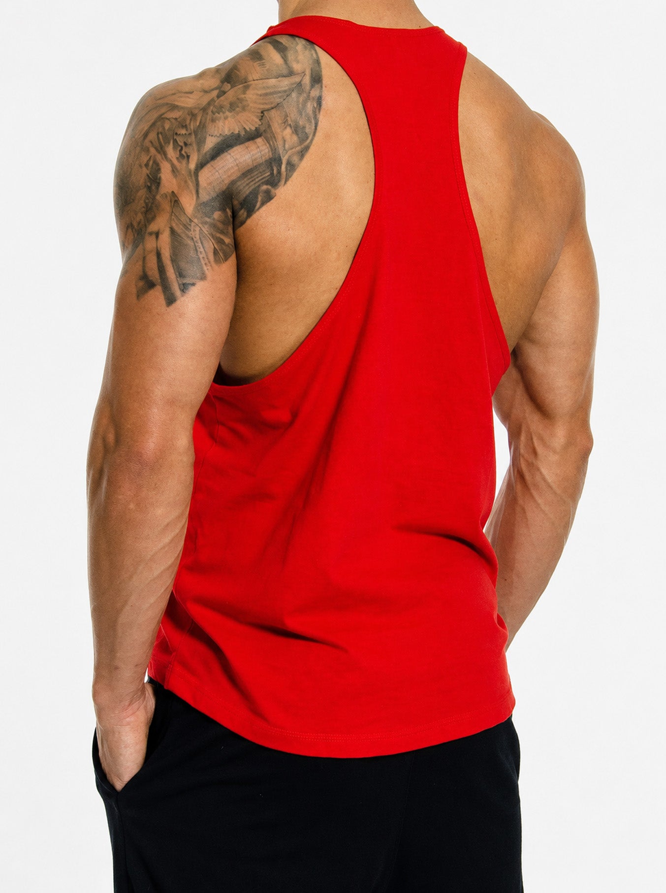 Gym Generation Stringer Gym Warriors in Rot von hinten – tiefer Racerback-Schnitt mit schmalen Trägern, Rückseite unbedruckt, ärmelloses Trainingsshirt für Herren