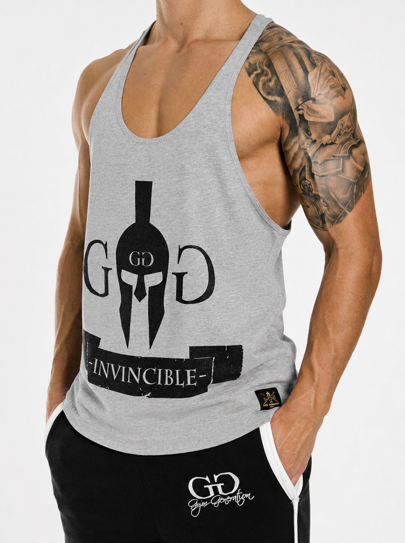 Gym Generation Stringer Invincible in Grau meliert – schwarzer Spartaner-Helm-Print mit GG-Logo und Invincible-Schriftzug, ärmelloses Muskelshirt für Herren im Racerback-Schnitt
