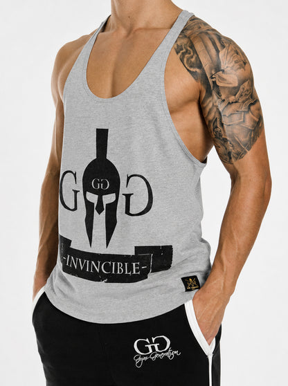 Gym Generation Stringer Invincible in Grau meliert – schwarzer Spartaner-Helm-Print mit GG-Logo und Invincible-Schriftzug, ärmelloses Muskelshirt für Herren im Racerback-Schnitt
