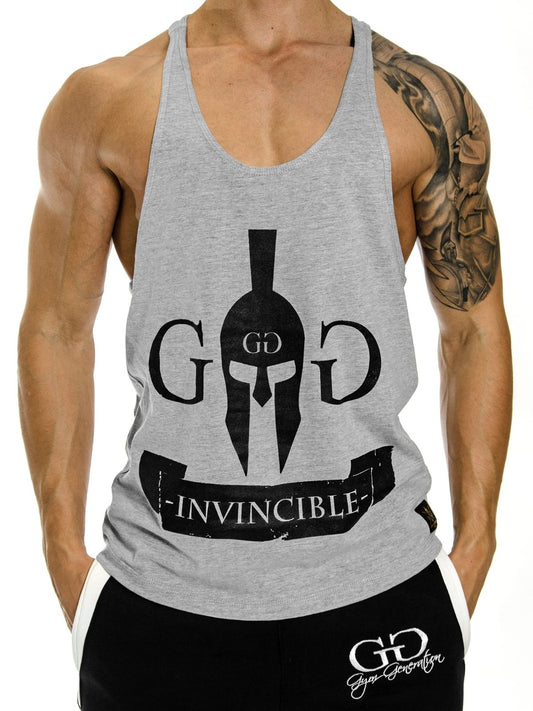 Graues Stringer Tank Top mit 'Invincible'-Print und Spartaner-Logo, perfekt für intensive Workouts und Freizeit.