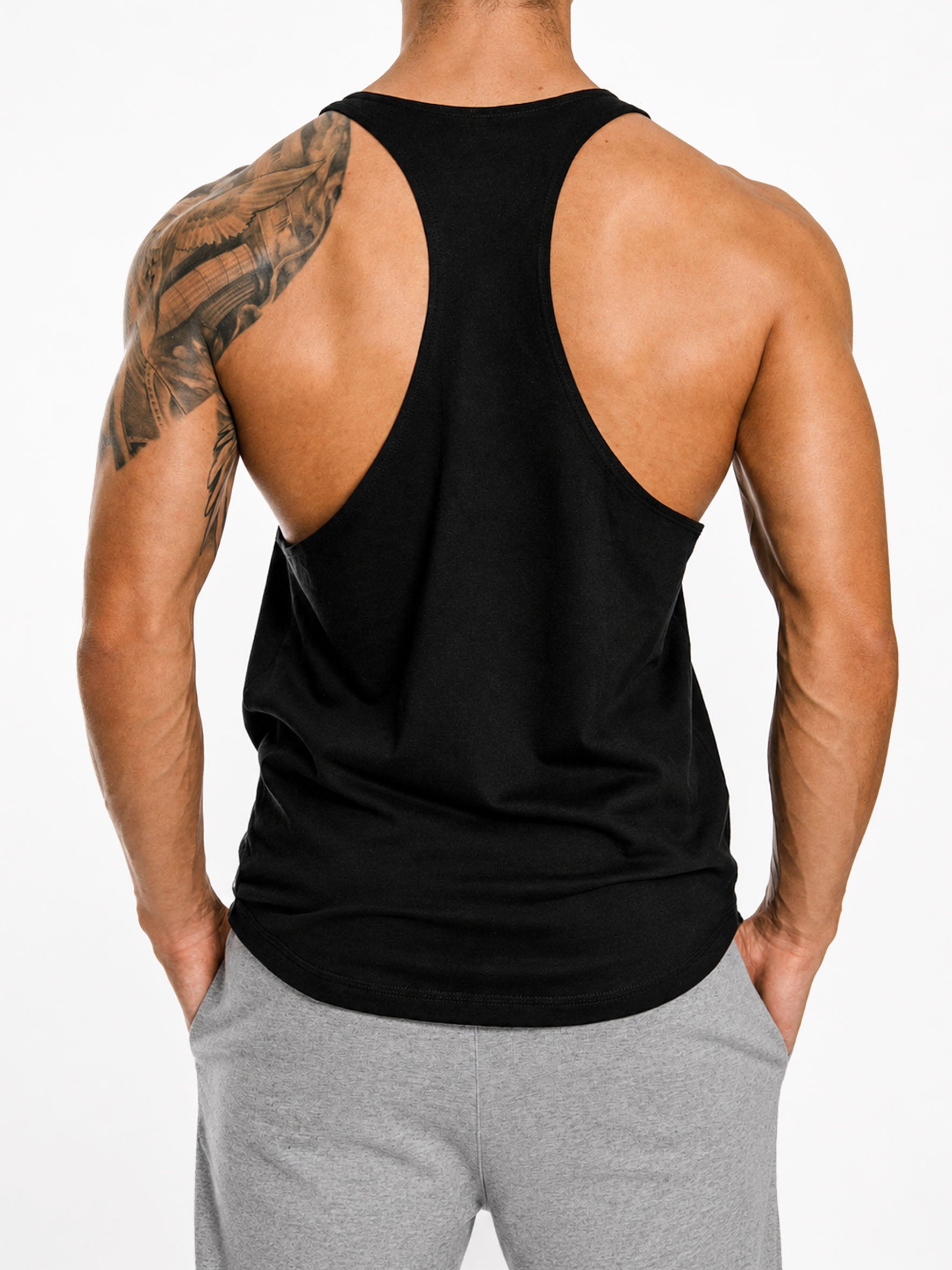 Schwarzer Stringer Tank Top Herren von hinten, tiefer Racerback-Schnitt von Gym Generation
