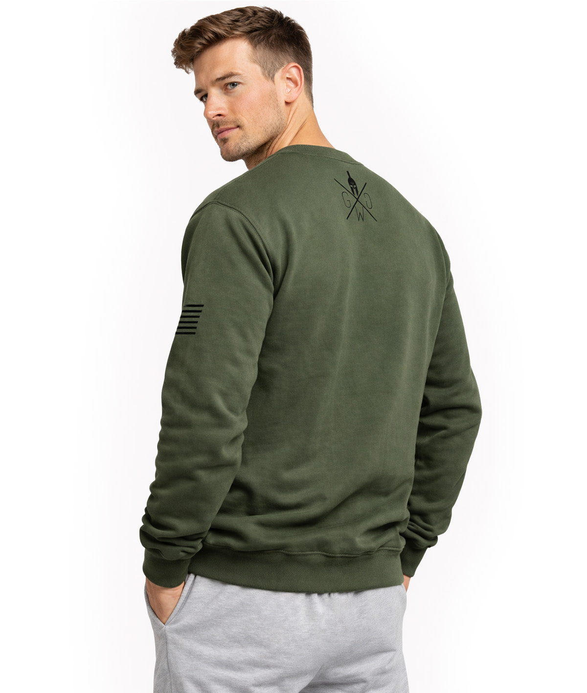 Gym Generation Herren Sweatshirt Olive Rückansicht schräg – Premium Gym & Fitness Pullover mit Warrior Logo am Nacken, sportlicher Männer Fitness Lifestyle Look