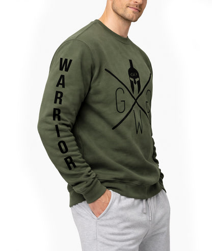 Gym Generation Herren Sweatshirt Olive Seitenansicht – Gym Fitness Pullover mit Warrior Logo vorne und vertikalem WARRIOR Schriftzug am Ärmel, sportlicher Athleisure Look