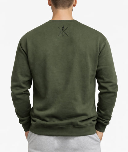 Gym Generation Herren Sweatshirt Olive Rückansicht – minimalistischer Fitness Pullover mit dezentem Warrior Logo am Nacken, sportlicher Gym & Lifestyle Look