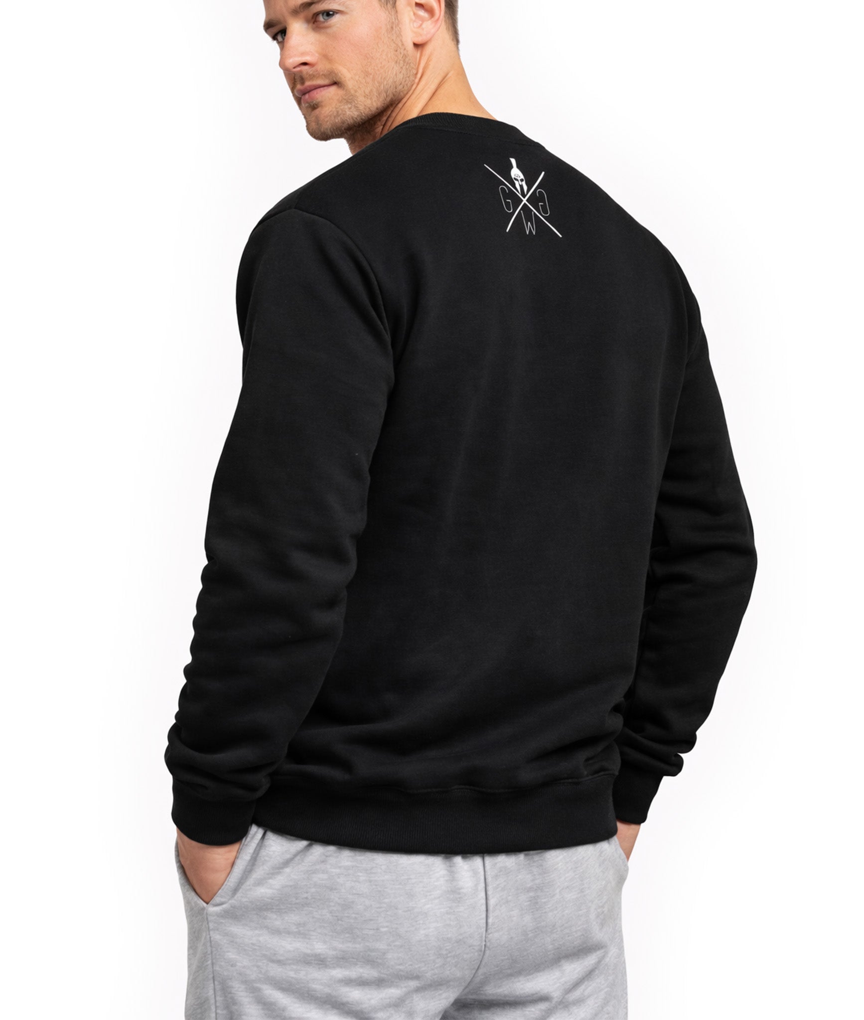 Gym Generation Herren Sweatshirt Schwarz Rückansicht schräg – hochwertiger Gym & Fitness Pullover mit dezentem Warrior Logo am Nacken, minimalistischer Sport-Lifestyle Look