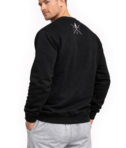 Gym Generation Herren Sweatshirt Schwarz Rückansicht schräg – hochwertiger Gym & Fitness Pullover mit dezentem Warrior Logo am Nacken, minimalistischer Sport-Lifestyle Look
