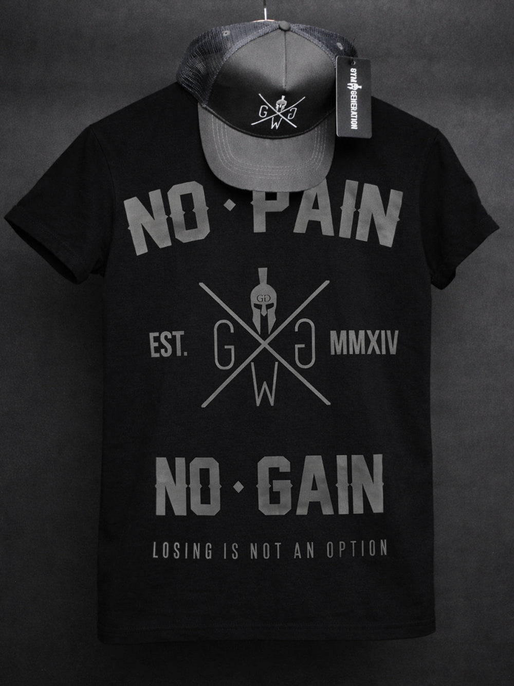 Schwarzes Gym-Generation T-Shirt mit grossem „No Pain No Gain“-Backprint, kombiniert mit passender Cap, Studioaufnahme.