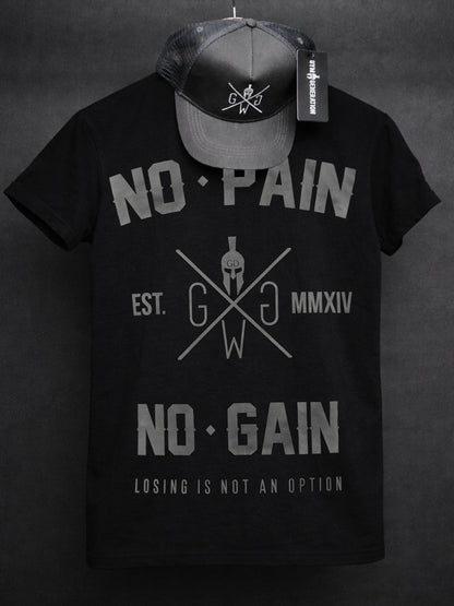 Schwarzes Gym-Generation T-Shirt mit grossem „No Pain No Gain“-Backprint, kombiniert mit passender Cap, Studioaufnahme.