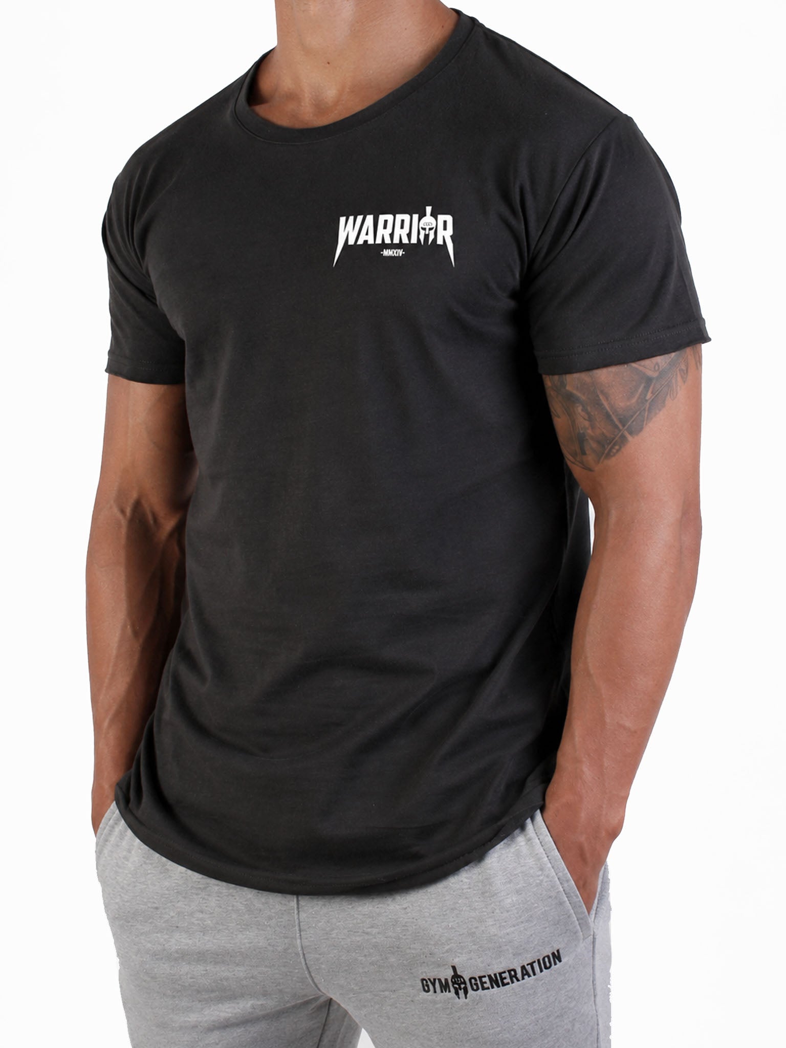 Dunkelgraues Warrior Gym T-Shirt für Herren von Gym Generation mit kleinem weissem Brustlogo, Athletic Fit und grauer Trainingshose