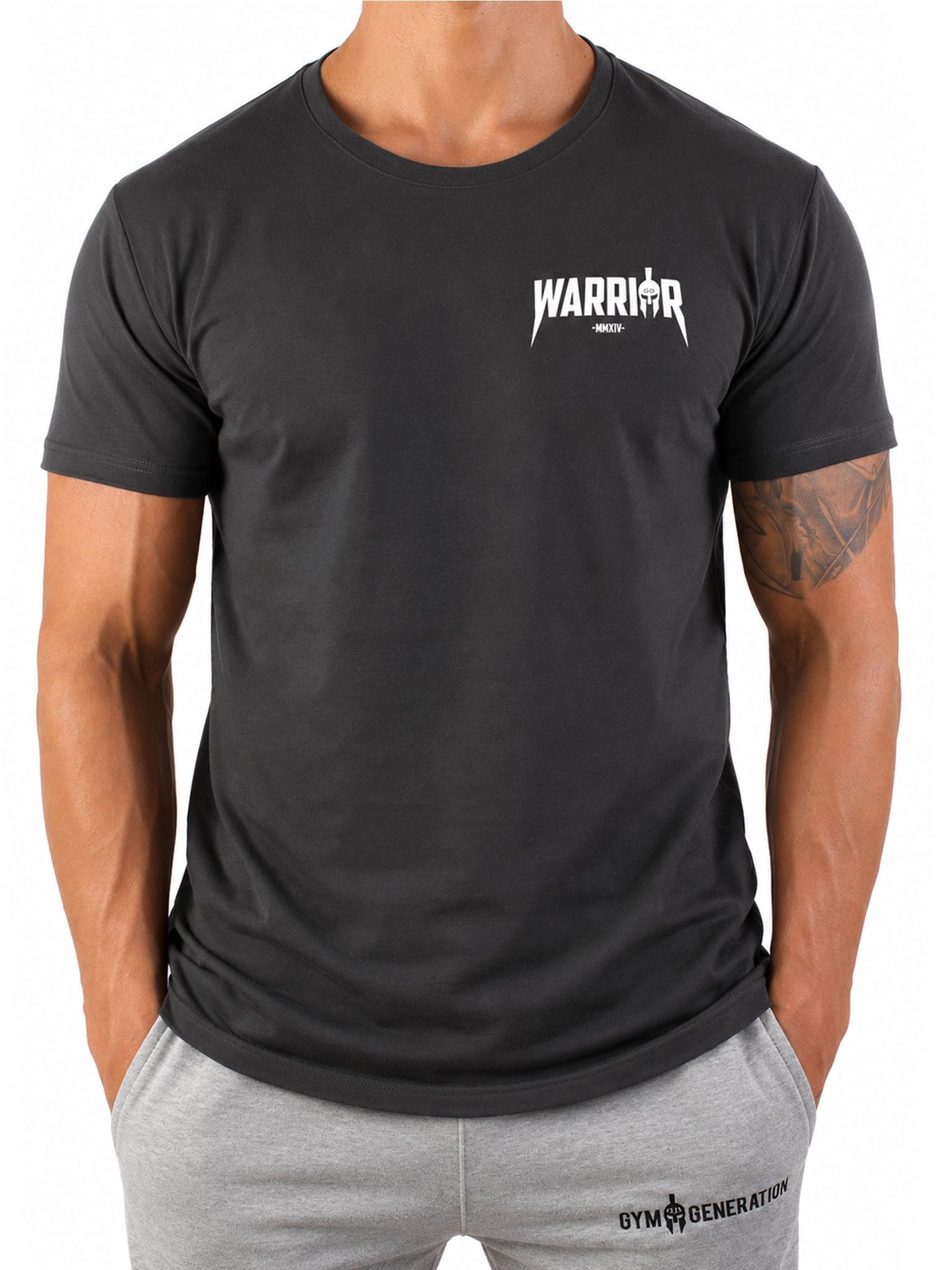 Dunkelgraues Warrior Gym T-Shirt für Herren von Gym Generation mit weissem Frontlogo, Athletic Fit und grauer Trainingshose